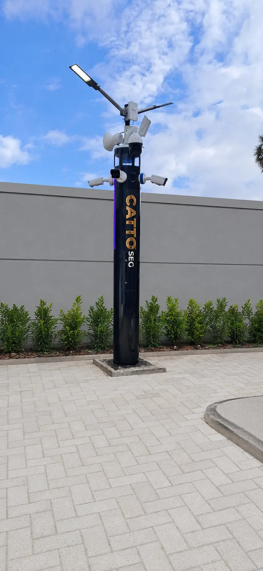 Totem de segurança conectado em espaço público